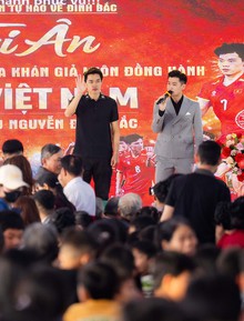 Ngay lúc này: 180 mâm là chưa đủ, tiệc mừng Đình Bắc đông kín người từ đầu làng tới cuối xóm