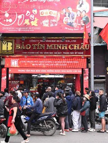 Cảnh tượng khó tin trên phố Trần Nhân Tông: Vì sao người dân Hà Nội kiên nhẫn xếp hàng dài suốt nhiều giờ đồng hồ?