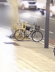 Sốc: Bản tin thời sự công bố clip nữ diễn viên 9X lái ô tô lao lên vỉa hè tông trúng loạt xe đạp và cột điện