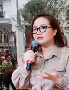 Cảnh tượng lạ trước cửa biệt thự của Hoàng Hường