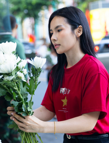Xin nghỉ làm một buổi sáng, mang hoa trắng đến công viên Lê Thị Riêng: “Được có mặt ở đây đã là một sự biết ơn”