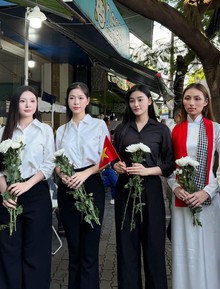 Nghệ sĩ mang hoa trắng tham dự lễ viếng đưa 731 hài cốt liệt sĩ về nơi an nghỉ