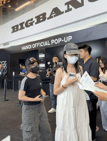 Bên trong pop-up store BIGBANG hot nhất lúc này tại Hà Nội: V.I.P xếp hàng dài cả cây số, lightstick 20 năm lung linh cỡ này