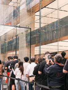 iPhone Duo mở bán: Hàng trăm người xếp hàng từ 2 ngày trước, nhiều người có thể ra về tay trắng
