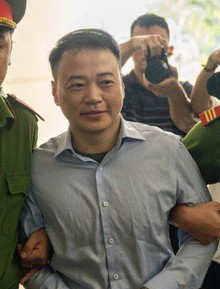 Nụ cười khó hiểu của Shark Bình khi bị dẫn giải đến tòa
