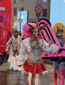 Halloween ở Sài Gòn chơi lớn cỡ này: Đường phố biến thành sàn catwalk, ai nấy đầu tư không tiếc tay