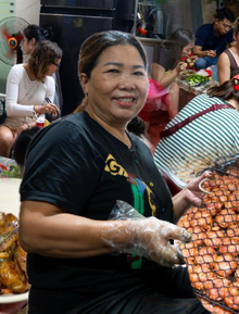 Chủ bún chả Hàng Quạt trước phản ánh ưu tiên khách Tây hơn khách Việt: "Ai đến trước chị làm trước"