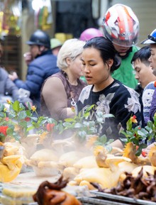 Chợ Hàng Bè đông nghịt ngày 23 tháng Chạp, khách mạnh tay chi hàng triệu đồng sắm lễ