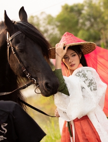 Ngựa đen tiền tỷ “kéo khách” dịp Tết Bính Ngọ: Khách sẵn sàng chi 10 triệu, studio tất bật chạy trend