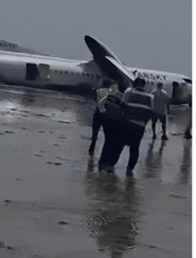 NÓNG: Máy bay chở 55 người gãy cánh, rơi xuống khu vực ven biển