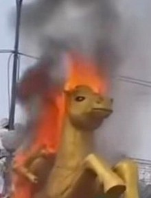 VIDEO: Linh vật ngựa bất ngờ bốc cháy tại quảng trường đông người