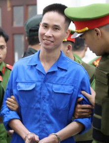 Thảm án 3 người tử vong ở Đồng Nai: Lạnh người nụ cười thản nhiên và biểu cảm khó hiểu của Lê Sỹ Tùng khi bị tuyên án tử hình