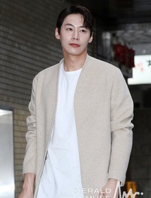 Bài đăng cuối cùng đầy ám ảnh của nam thần Cười Lên Dong Hae trước khi đột ngột qua đời