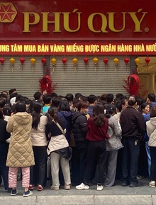 Tiệm vàng hôm nay: Dân văn phòng xin nghỉ Tết sớm đi mua vàng, xếp hàng từ sáng, xác định phải đợi đến chiều