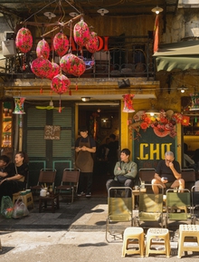 Hà Nội chiều 29 Tết nhẹ tênh, dân tình tranh thủ đi cà phê trong khung cảnh hiếm thấy