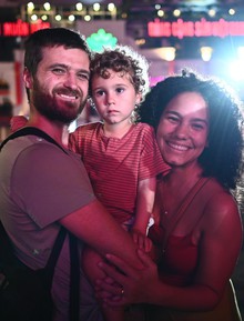 Người dân Hà Nội và TP.HCM đổ lên trung tâm chờ xem pháo hoa giao thừa