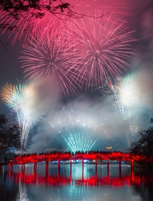 Pháo hoa rực rỡ trên bầu trời, chào đón năm mới 2026
