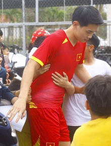 Đình Bắc tự lái xế hộp đi đá bóng giúp đỡ hoàn cảnh khó khăn ở quê, được cả làng vây kín chào đón