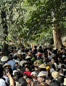 Cảnh tượng ngày Tết tại lễ hội "kéo dài lâu nhất" Việt Nam: Nhiều người không tin vào mắt mình