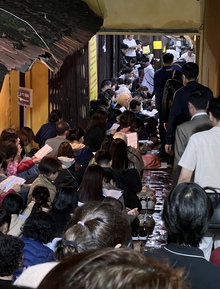 Nghìn người đổ về lễ cầu an tại ngôi chùa nổi tiếng ở Hà Nội, hàng dài phật tử đứng kín cả con ngõ