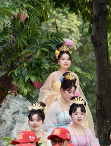 "Tiên đồng Ngọc nữ" xuất hiện giữa phố chiều mùng 9: Điều gì khiến hàng nghìn người đứng kín đường ở Bình Dương?