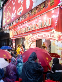 Ngày Vía Thần Tài: Khách đội mưa xếp hàng hơn 10 tiếng chờ mua vàng, xuất hiện thiết bị đặc biệt tại cửa hàng Trần Nhân Tông