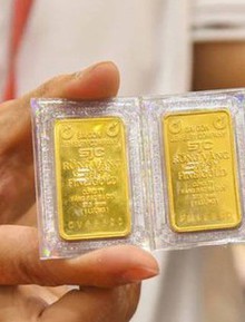 Giá vàng đột ngột giảm mạnh, ai xếp hàng buổi sáng Vía Thần Tài đã lỗ nhanh 4,5 triệu đồng