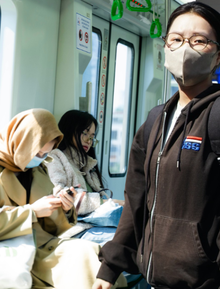 Giá xăng dầu biến động, người dân Hà Nội - TP.HCM rủ nhau bỏ xe cá nhân, chuyển sang di chuyển bằng tàu điện và xe buýt