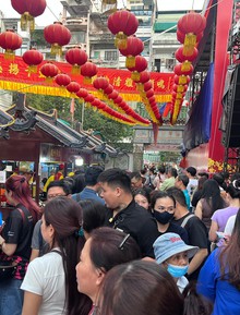 Xếp hàng chờ cả tiếng đồng hồ ăn đậu hũ vàng bán 'mỗi năm một lần'