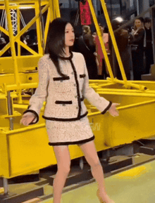 Ồn ào Go Yoon Jung quấn chăn ở show Chanel: Thế giới không phải lúc nào cũng cần bạn "cute"