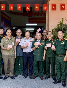 Không khí rộn ràng trong ngày hội bầu cử sáng nay: Những cử tri đặc biệt xuất hiện