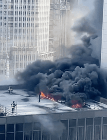 NÓNG: Toà nhà trung tâm New York bốc cháy ngùn ngụt