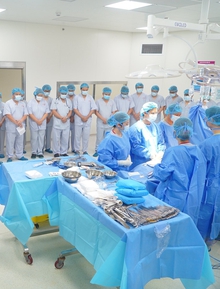 Người vợ thấy giọt lệ nơi khóe mắt chồng chết não trước giờ hiến tạng