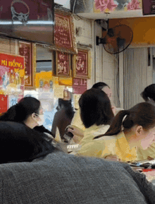 Cảnh tượng ở Mi Hồng TP.HCM sáng Thứ 2: Lao đi bán vàng rồi mới đến công ty check-in, vì sợ lỗ nặng hơn tiền phạt đi muộn