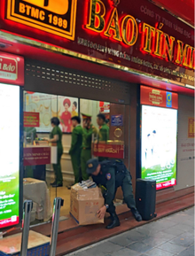Cận cảnh cửa hàng Bảo Tín Minh Châu vào lúc này: Nhiều cảnh sát xuất hiện, hàng loạt thùng carton được thu giữ