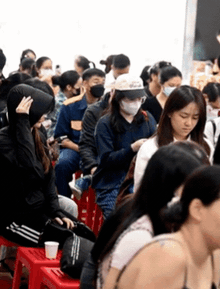 Bảo Tín Minh Châu mở cửa trở lại vào đúng 12h trưa 26/3: Khách vẫn xếp kín từ trước giờ giao dịch, mang theo phiếu chờ lấy vàng