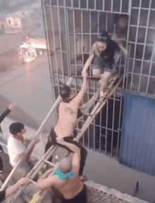 Khoảnh khắc nghẹt thở: Hàng chục người "bắc cầu sinh tử" giữa biển lửa cứu 7 người ở Lĩnh Nam