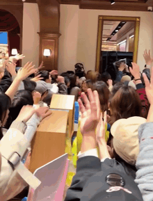 Cảnh tượng giành giật đồ Jennie ở MINISO: Khách xếp hàng dài 3 con đường, đội mưa chờ 6 tiếng