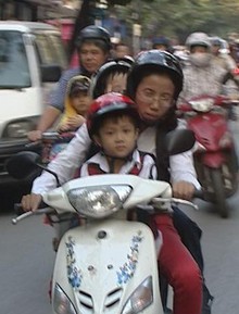 Bức ảnh “Mẹ Còi” chở 3 đứa con đi học ở Hà Nội bất ngờ được chia sẻ lại cùng câu chuyện “sức bền” của người phụ nữ