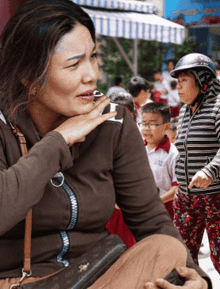 Cảnh tượng lạ giữa trưa nắng trước Trường Tiểu học Bình Quới Tây sau vụ 202 học sinh nghi ngộ độc ở TP.HCM