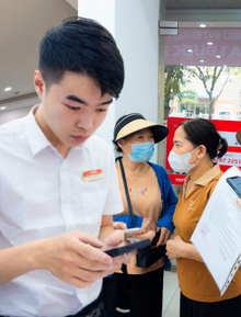 Cảnh tượng khó tin tại các chi nhánh Viettel, Vinaphone, MobiFone sáng 15/4: Sợ bị khóa SIM, nhiều người dân xếp hàng từ sớm để xác thực thông tin thuê bao