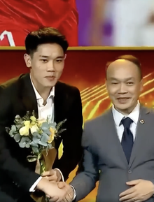 Đình Bắc diện vest bảnh bao nhận Gương mặt trẻ Thể thao của năm tại giải Cống hiến