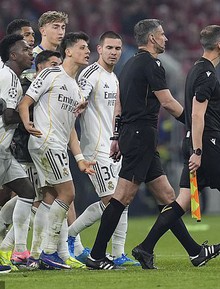 Trận tứ kết Champions League vs Bayern căng thẳng thế nào mà dàn sao Real Madrid giận dữ đòi "ăn thua" với trọng tài?