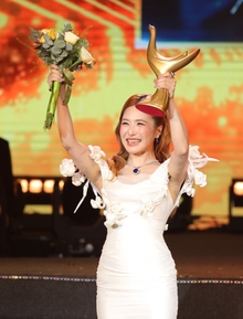 Nhiều tài khoản Ấn Độ, Châu Phi... thả tim vào bài đăng Hương Tràm nhận giải Cống hiến