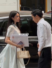 Văn Hậu lái Porsche đưa Doãn Hải My cùng đi gia hạn hợp đồng với CLB CAHN, nàng WAG qua "cam thường" vẫn xinh