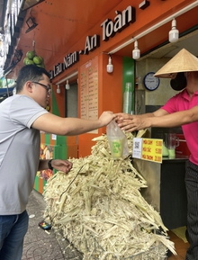 Clip: Bán 500 ly thu hàng triệu đồng mỗi ngày, chủ xe nước mía, nước dừa tại TP.HCM thuê thêm người vẫn làm không xuể