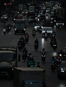 Cảnh tượng hiếm thấy ở Hà Nội lúc 9h sáng