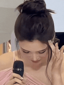 Netizen chấm Hoa hậu Tiểu Vy "âm điểm": Được mời dự sự kiện nhãn hàng nhưng quên tên sản phẩm, phải cầu cứu Thiều Bảo Trâm