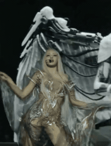 Lisa (BLACKPINK) hoá "thiên thần sa ngã" đánh úp Coachella 2026, body xịn đét leo thẳng top 1 tìm kiếm toàn cầu