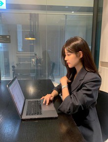 Từ điển công sở 2026: 8 khái niệm mới ra đời chỉ để miêu tả SỰ BẾ TẮC của dân văn phòng